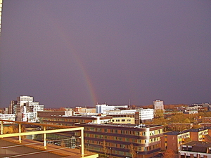 Regenboog boven de stad..