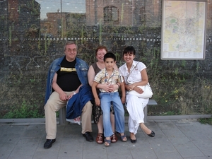 Michael, Estrella, G & R bij bushokje