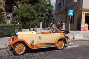 B74 antieke auto aan Spaanse synagoge