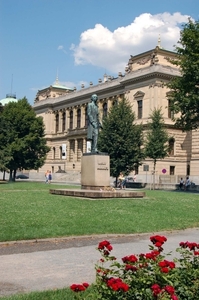 D29 Rudolfinium theater -Jozef Manes standbeeld