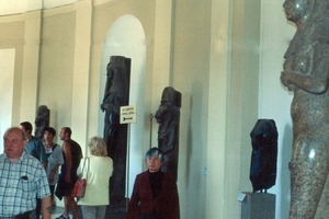 V15 beeldenrij  vat museum