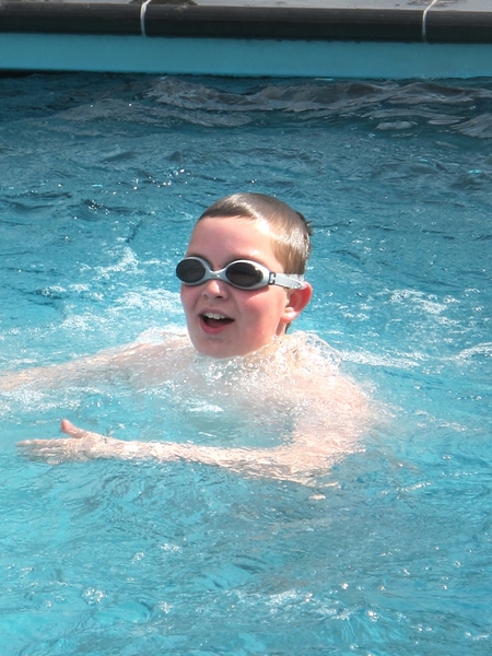 2010-04-11 verjaardag Daan 6j. Verrebroek Bjarne in zwembad bis