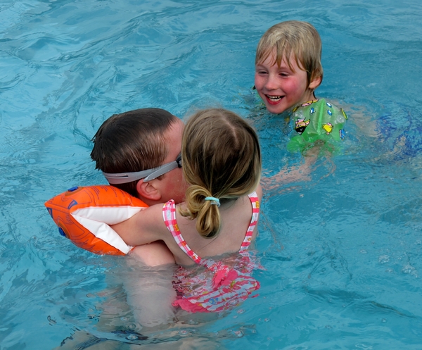 2010-04-11 verjaardag Daan 6j. Verrebroek Bjarne, Kato en Daan in