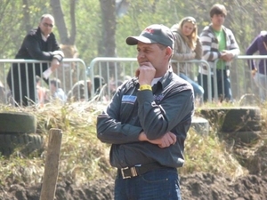 Papa Willy volgt aandachtig het wedstrijdverloop