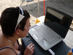 Mama Engelen even aan het computeren