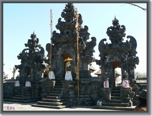 17 De ingang van de tempel