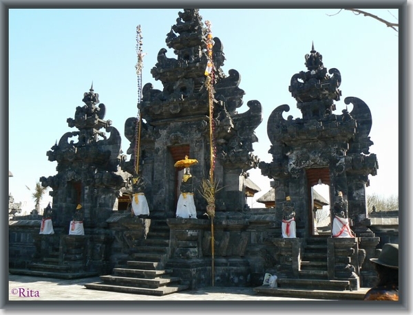 17 De ingang van de tempel