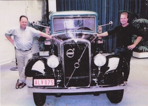 Vader en Zoon Van der Ark bij de Volvo fabriek