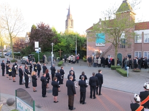 Muziekanten wachten op de kranslegging