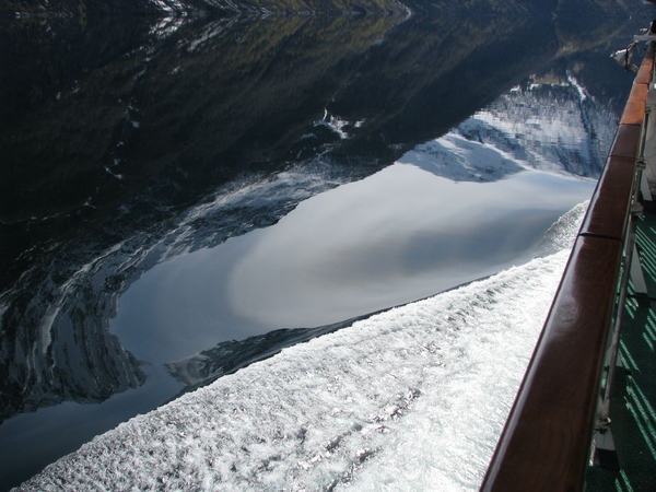 Verwarrende weerspiegeling in Geirangerfjord