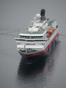 Ons schip meert aan in lesund