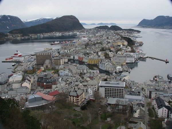 lesund vanaf de heuvel Aksla