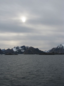 Waterig zonnetje boven de Lofoten