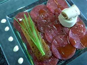 eendeborst carpaccio met pannacotta van eenkhoorntjesbrood