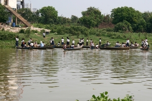 De scholieren verlaten de school en varen naar huis