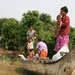 Mama met kindje ook nog mee op de boot