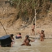 Vrolijke kinderen in de rivier