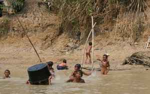 Vrolijke kinderen in de rivier