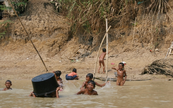 Vrolijke kinderen in de rivier