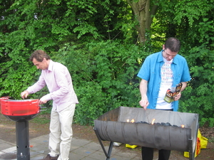 papa begint aan de BBQ