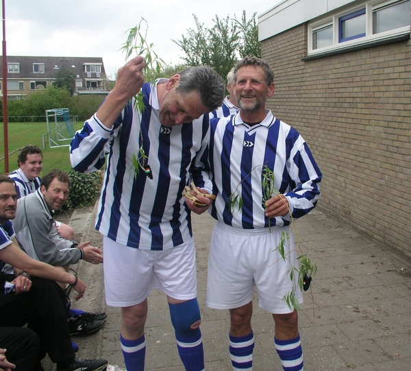 wat hangt daar aan die wilg ?