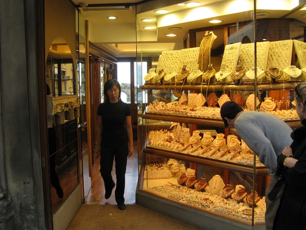 is een van de tientallen winkels op de ponto vechio