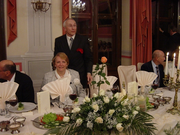 De jarige en Linda aan de feesttafel