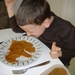 Casper vind het tof de pannekoek is gelijkt aan een van zijn knuf