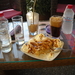 appeltaart met slagroom en vanille ijs in kalimaki