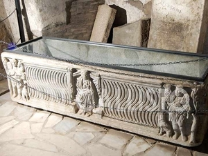 S. Callisto - Il sarcofago del IV sec., all'intero