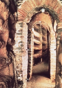 Catacombegang met loculi in de tufsteen.