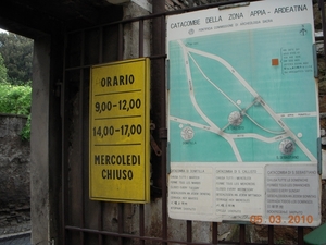 Ingang catacombe via Via Appia met openingstijden.