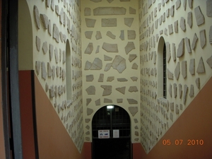 Ingang catacomben met originele, marmeren sarcofaagfragmenten.