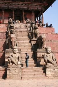 Wachters aan de trap van de grote tempel
