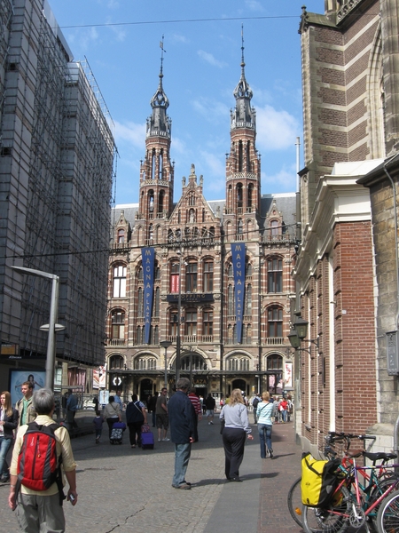 Gerenoveerd postgebouw,nu Magna Plaza shopping center