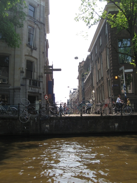 Fietsen hangen overal.