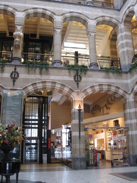 De gerestaureerde post, nu Magna Plaza