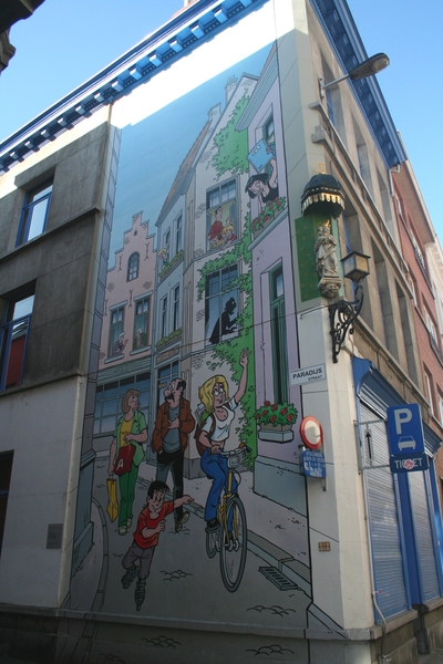 Stripmuur in de paradijsstraat met Mariabeeld