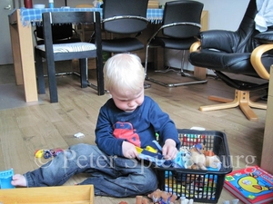 Hier vindt hij een sokkenaantrekker uit voor zijn grootvader