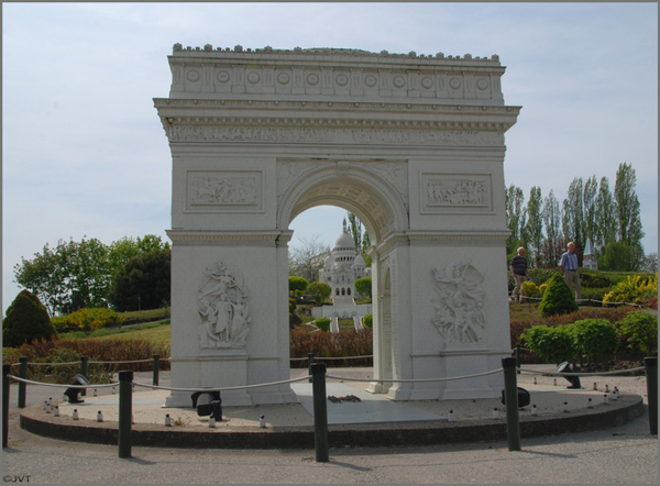 FR - Arc de Triomphe met Sacre-Coeur