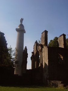 Amerikaans monument met ruine van de kerk !