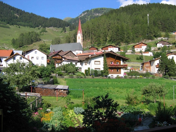 Nauders _kerk en bergzicht