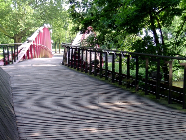 terug de brug over na een wandeling door het minnewaterpark