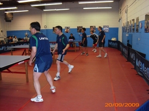Wim speelt competitie ping-pong