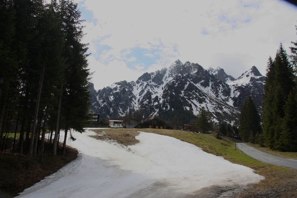 Wegsmeltende sneeuw van de skipiste