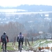 Wielertoeristen in het sneeuwlandschap