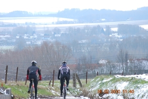 Wielertoeristen in het sneeuwlandschap