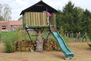 O ja in de boomhut huist de kat met haar drie jongen