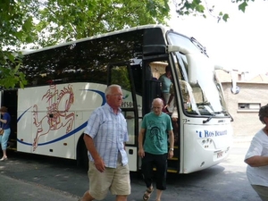 MICHEL EN KAREL STAPPEN VAN DE BUS