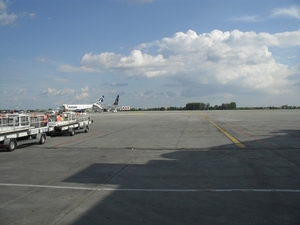 137 Luchthaven Boekarest 22-05-2010